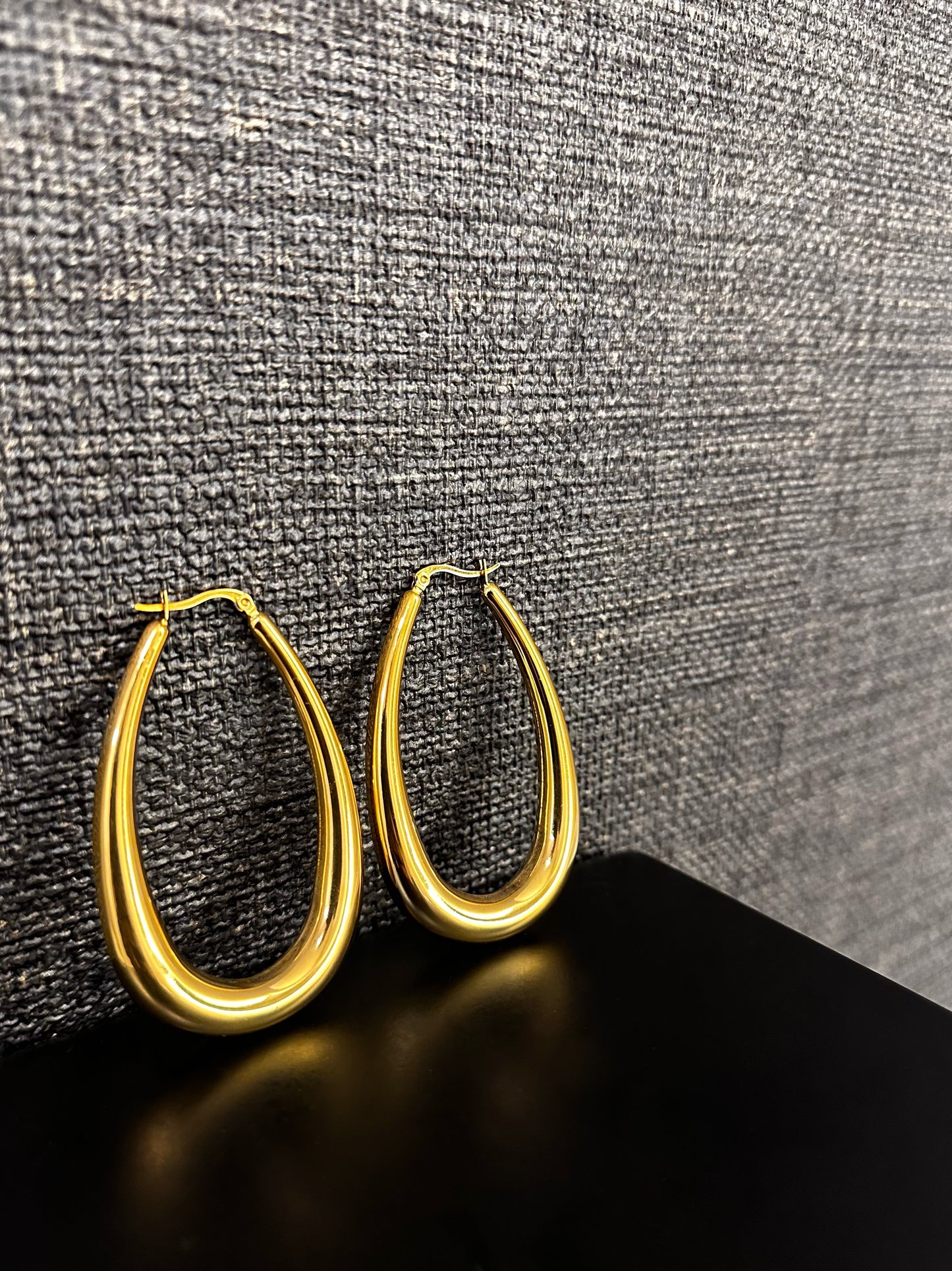 LARGE OVAL HOOP EARRINGS